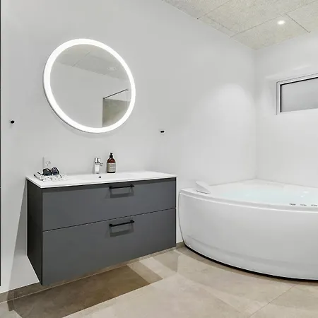 4 Bedroom In *